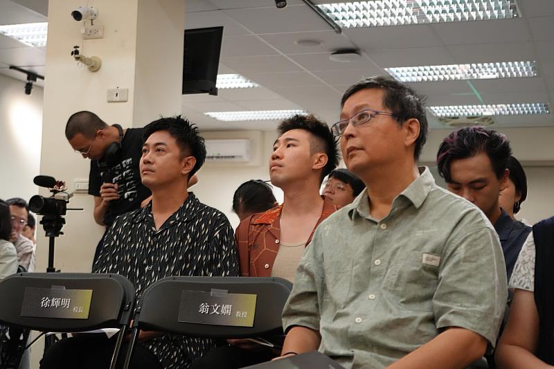 前排：楊小濱教授。後排：馬翊航教授、詩人陳柏煜、詩人陳冠銘。